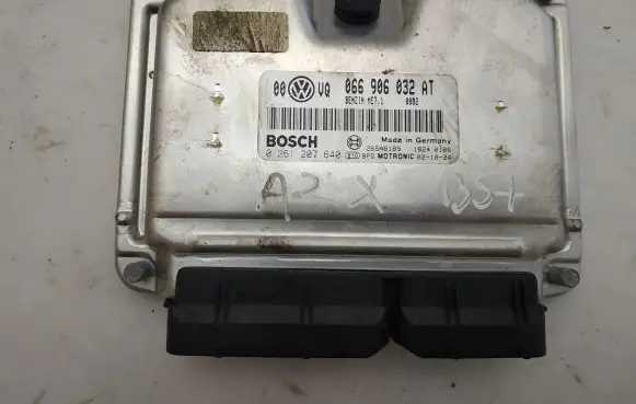 Volkswagen PASSAT B5 Engine control unit/module 066906032AT 0261207640