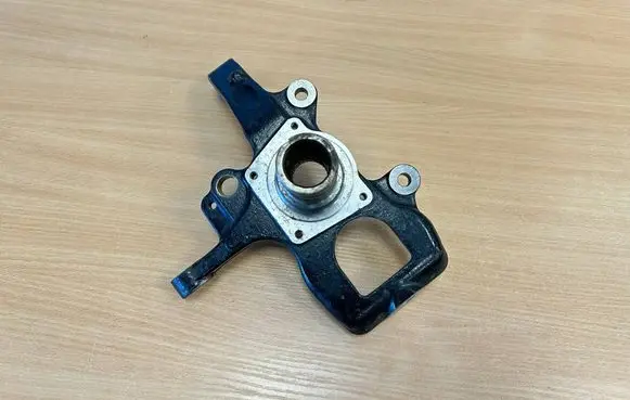 Mitsubishi L200 Front wheel hub spindle knuckle MR113894