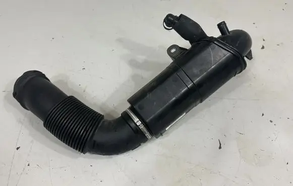 BMW X2 F39 Intake resonator 8693166