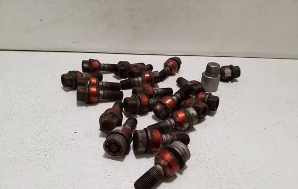 Volkswagen Touareg II Nuts/bolts 
