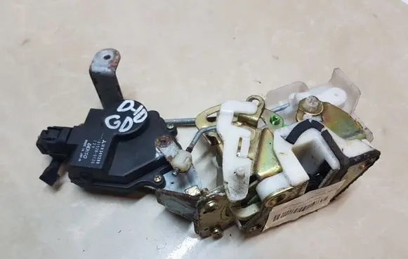Mitsubishi Pajero Rear door lock