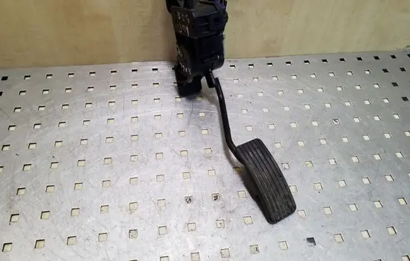 Mitsubishi Pajero Accelerator throttle pedal