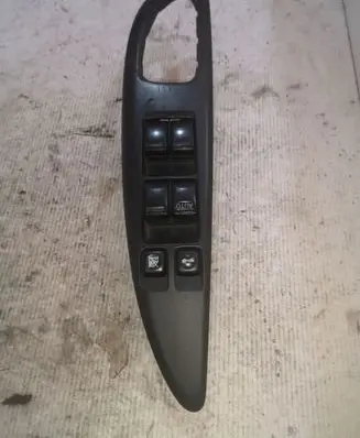 Nissan Primera Electric window control switch 25401AV640 C8DD702N