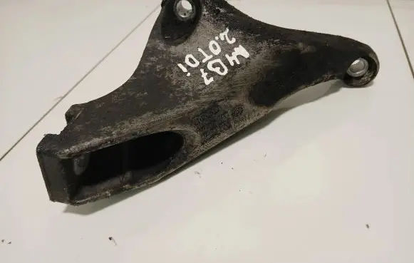 Audi A4 S4 B7 8E 8H Engine mounting bracket 8e0199307s