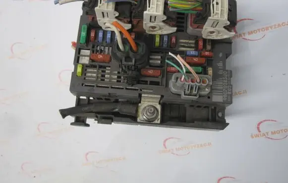 Peugeot 3008 II Fuse module 9807028580