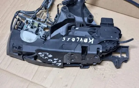 Volvo V50 Front door lock 30784046