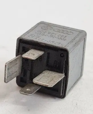 Volkswagen PASSAT B5 Other relay 8D0951253 PA66GF25 V23134J52X300