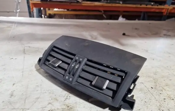 Toyota RAV 4 (XA30) Dash center air vent grill
