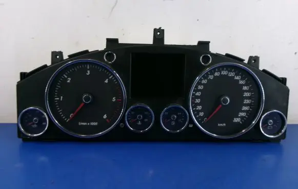 Volkswagen Touareg I Speedometer (instrument cluster) 7L6920880N