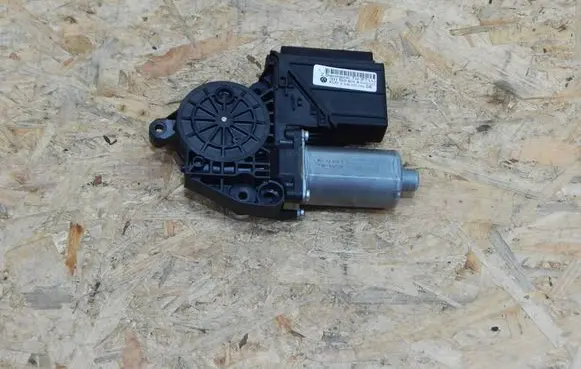 Volkswagen Multivan T5 Front door window regulator motor 7H1959801A S0203H005 E038070043