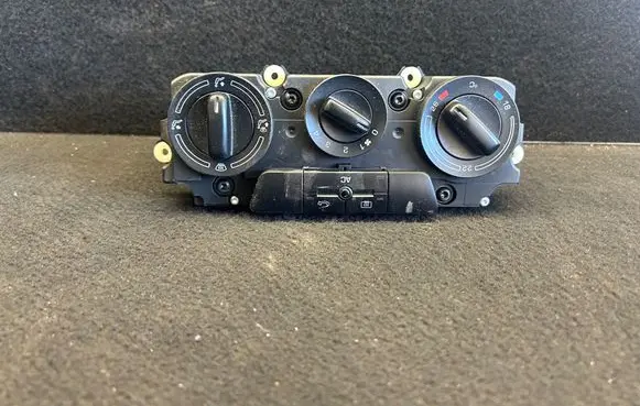 Skoda Octavia Mk2 (1Z) Climate control/heater control trim 