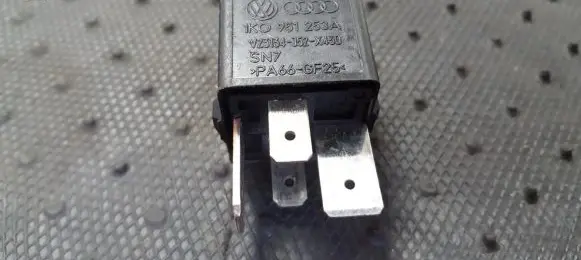 Volkswagen PASSAT B6 Other relay 1K0951253A V23134-J52-X430