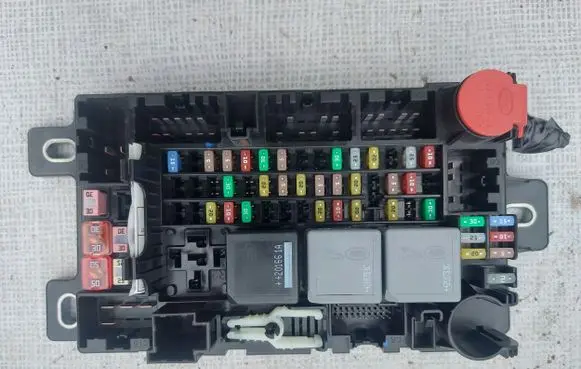 Land Rover Discovery Sport Fuse box set LR144132