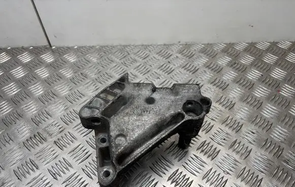 Volkswagen PASSAT B8 Engine mounting bracket 04L199207