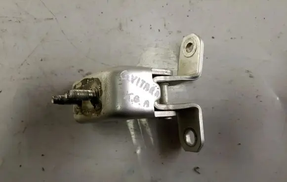 Suzuki Grand Vitara II Rear door lower hinge