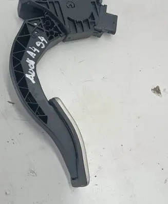 Accelerator throttle pedal