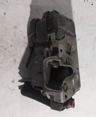 Opel Zafira B Rear door lock 13210739