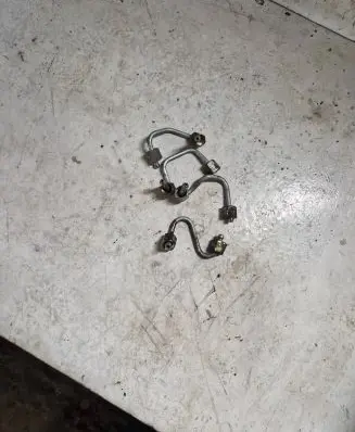 Volkswagen Caddy Fuel injector supply line/pipe 