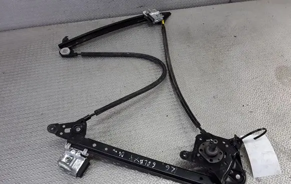 Rear door manual window regulator