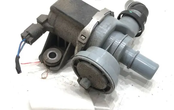 BMW 5 G30 G31 G38 Fuel pressure regulator 7441833
