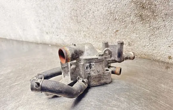 Opel Astra H Thermostat/thermostat housing 