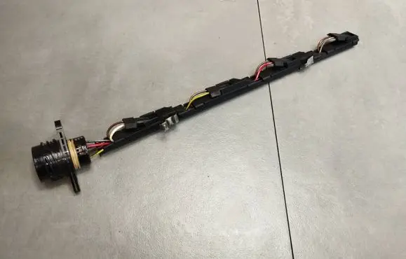Volkswagen Golf V Fuel injector wires 038971803