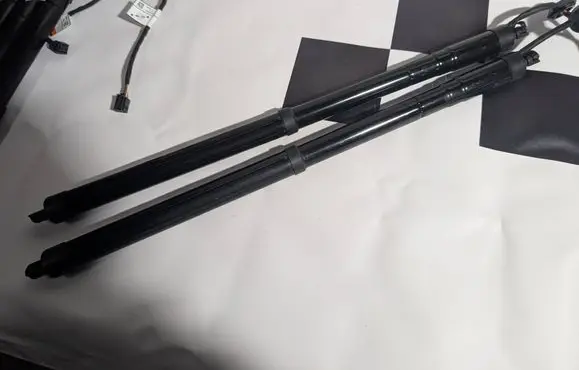Volvo XC40 Tailgate strut 32357573 29032022