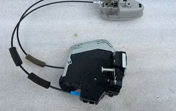 Toyota Avensis T270 Front door lock A046693 6920605051
