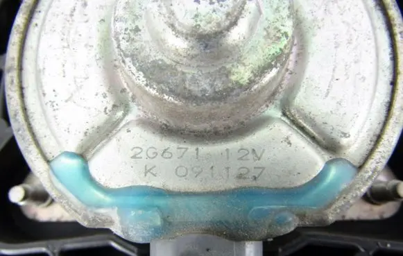 Radiator cooling fan shroud
