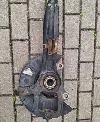 Volkswagen Touareg I Front wheel hub spindle knuckle 7L6407257A GJS40015