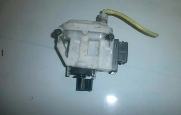 Volkswagen PASSAT B4 Central locking vacuum pump 3a0862153b