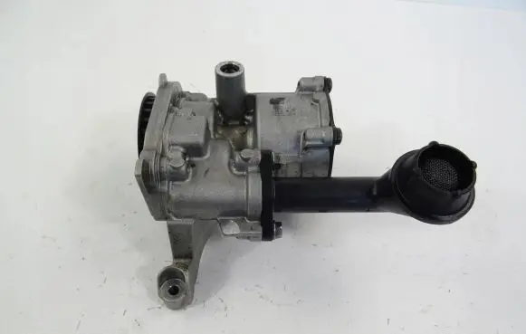 Volkswagen Golf VII Oil pump 04L145208T
