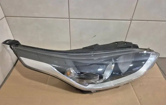 KIA Ceed Headlight/headlamp 92102J7XXX