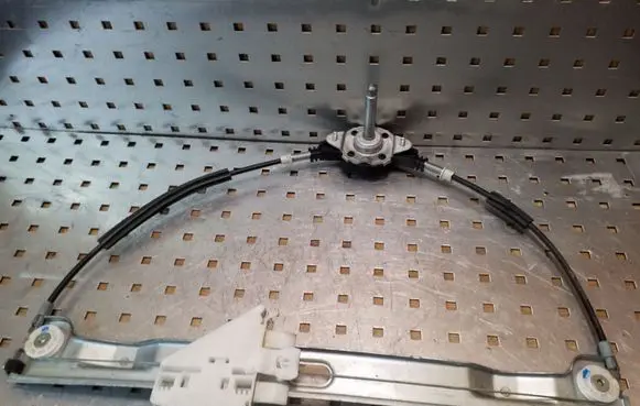 Rear door manual window regulator
