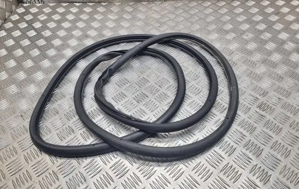 Volkswagen Touareg I Front door rubber seal 7L0837911E