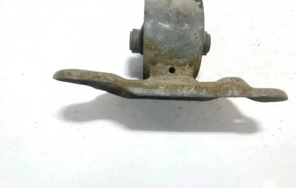 Mitsubishi Carisma Engine mount bracket mr171888