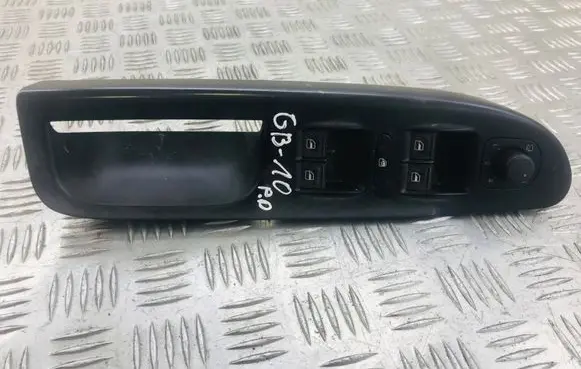 Volkswagen PASSAT B6 Front door window switch trim 3C2867172