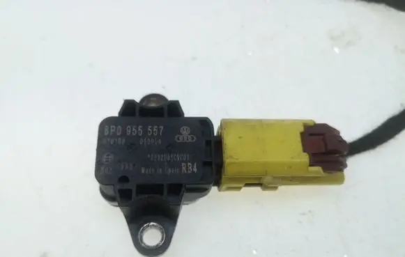Volkswagen Golf VI Airbag deployment crash/impact sensor 8P0955557