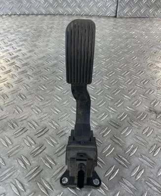 Accelerator throttle pedal