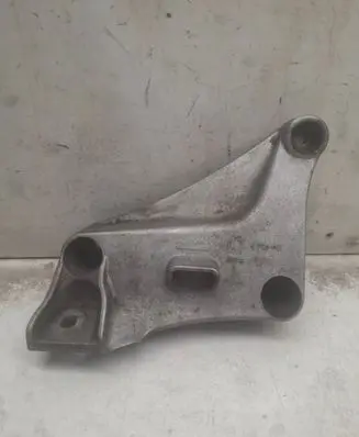 BMW 5 E39 Engine mounting bracket 6750441