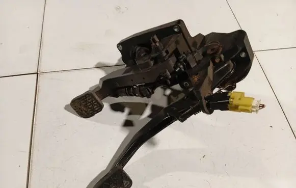 Mercedes-Benz A W169 Clutch pedal 4010040B