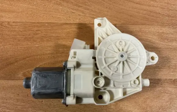 Mercedes-Benz E W212 Front door window regulator motor A2048200242 971218100