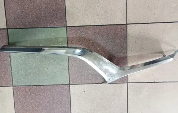 Front bumper splitter molding