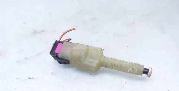 Volkswagen PASSAT B5 Brake pedal sensor switch 4A0945515A