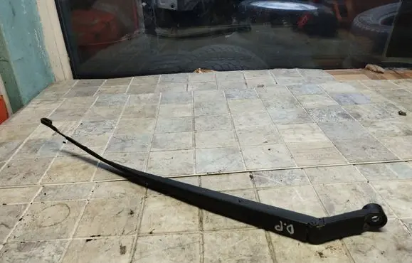 Toyota Auris 150 Front wiper blade arm 3151820