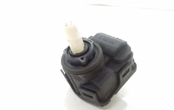 Volkswagen PASSAT B5 Headlight level adjustment motor 3A0941295