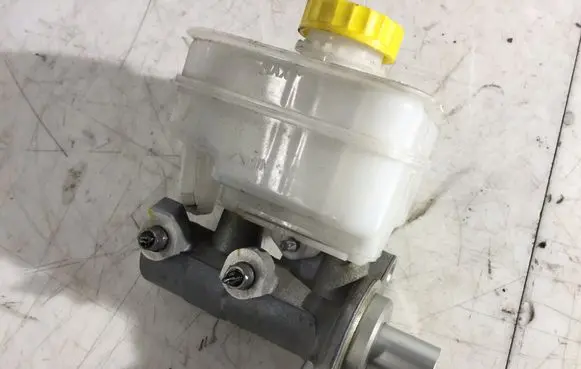 Iveco Daily 6th gen Master brake cylinder 0204Y24469