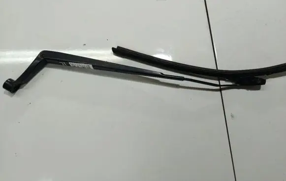 Toyota Avensis T250 Front wiper blade arm 