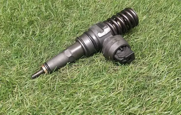 Volkswagen Golf V Fuel injector 038130073AG 0414720215
