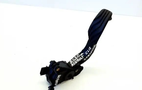 Accelerator throttle pedal